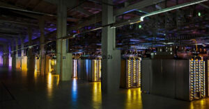 Salas de servidores iluminadas con luces moradas y amarillas, donde se observan estanterías con unidades de almacenamiento organizadas.