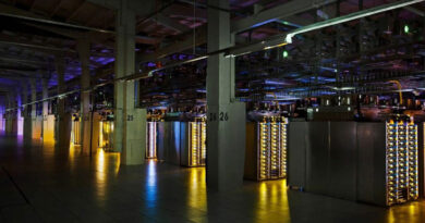 Salas de servidores iluminadas con luces moradas y amarillas, donde se observan estanterías con unidades de almacenamiento organizadas.