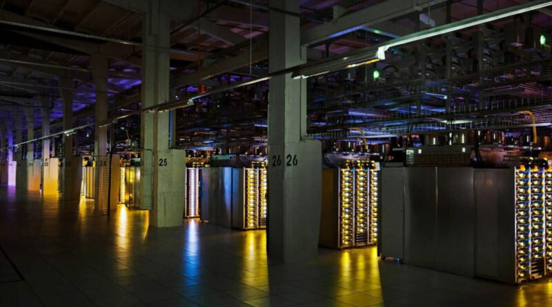 Salas de servidores iluminadas con luces moradas y amarillas, donde se observan estanterías con unidades de almacenamiento organizadas.