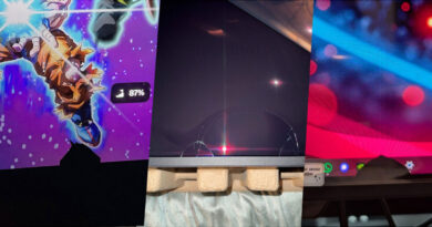 Pantallas de monitores con un lado mostrando un juego colorido, el centro con una grieta y a la derecha un fondo abstracto de luz.