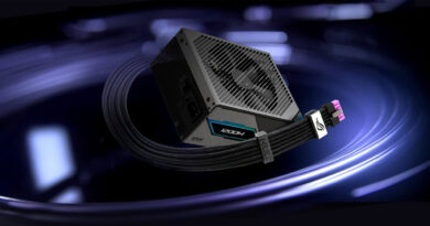 Fuente de alimentación con diseño negro y detalles en azul, conectores de cable con inserciones moradas, sobre un fondo oscuro proyectado.