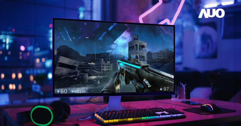 Monitor curvo mostrando un juego FPS, teclado y ratón RGB, auriculares en el escritorio y ambiente neón azul-púrpura; logo AUO.