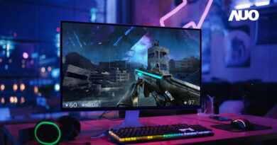 Monitor curvo mostrando un juego FPS, teclado y ratón RGB, auriculares en el escritorio y ambiente neón azul-púrpura; logo AUO.