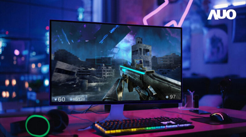 Monitor curvo mostrando un juego FPS, teclado y ratón RGB, auriculares en el escritorio y ambiente neón azul-púrpura; logo AUO.