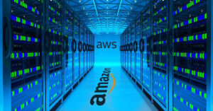 Pasillo de centros de datos con servidores iluminados en tonos azules y verdes; logos de AWS y Amazon visibles en las paredes.