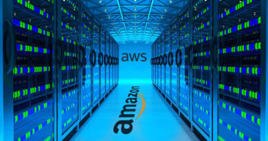 Pasillo de centros de datos con servidores iluminados en tonos azules y verdes; logos de AWS y Amazon visibles en las paredes.