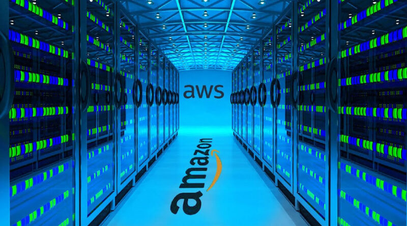 Pasillo de centros de datos con servidores iluminados en tonos azules y verdes; logos de AWS y Amazon visibles en las paredes.