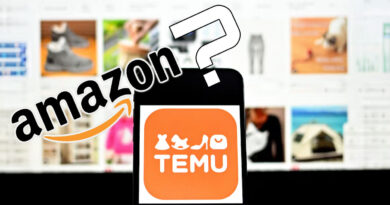 Un teléfono móvil muestra el logo de Temu en primer plano, con imágenes de productos de fondo y el logo de Amazon parcialmente visible.