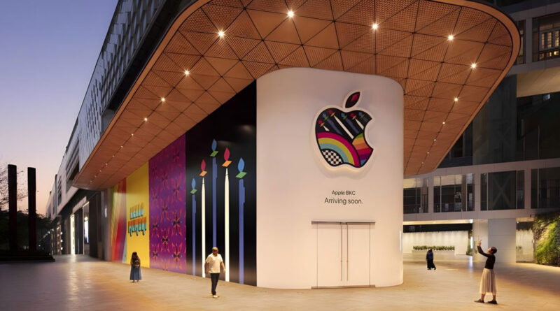 Fachada moderna de una tienda Apple, con luces brillantes y gráficos coloridos, mostrando un gran logo de Apple y un mensaje de "Próximamente".