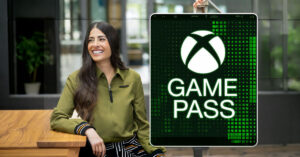 Mujer sonriente con chaqueta verde junto a un cartel iluminado de "GAME PASS" con el logotipo de Xbox sobre un fondo digital verde.