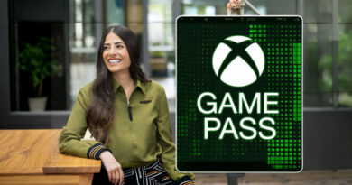 Mujer sonriente con chaqueta verde junto a un cartel iluminado de "GAME PASS" con el logotipo de Xbox sobre un fondo digital verde.