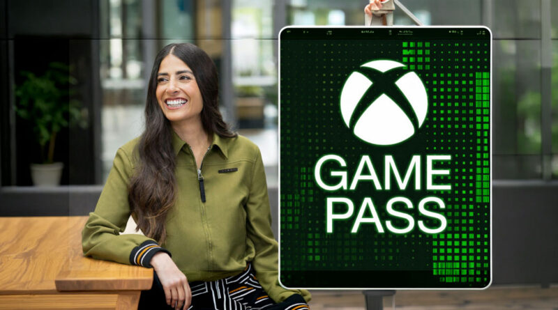Mujer sonriente con chaqueta verde junto a un cartel iluminado de "GAME PASS" con el logotipo de Xbox sobre un fondo digital verde.