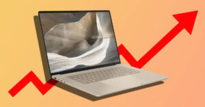 Laptop ASUS Zenbook sobre un fondo degradado amarillo y naranja, con una flecha roja ascendente que simboliza un aumento de precios.