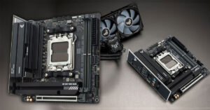 Placa madre Mini-ITX B850I en color negro con componentes de refrigeración, destacando su diseño robusto y conexiones múltiples.