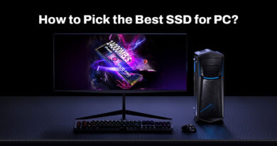 Un monitor moderno muestra un SSD en pantalla junto a una torre de PC y un teclado RGB, todo sobre un fondo oscuro texturizado.