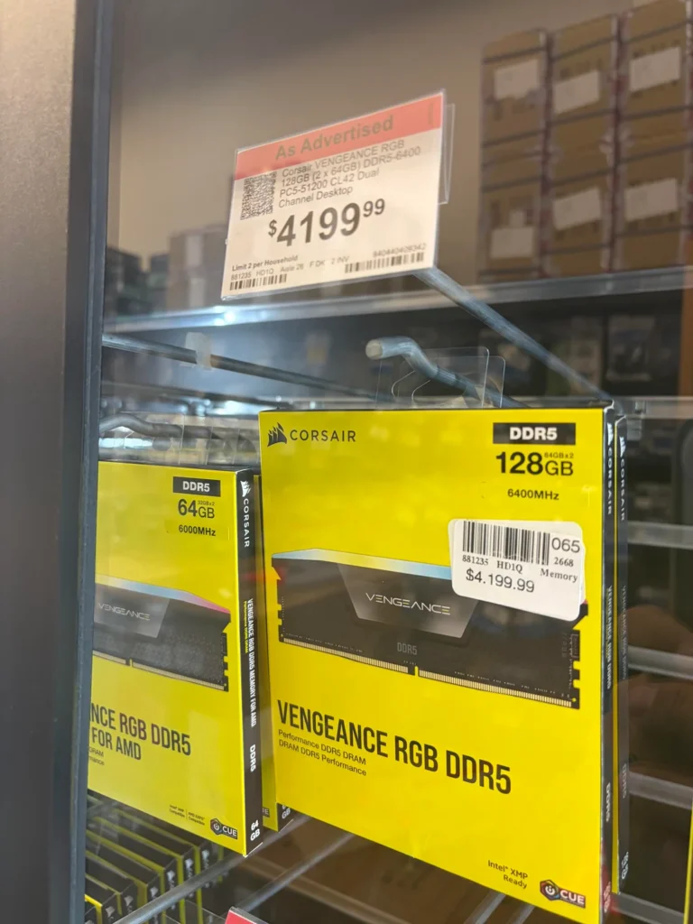 Paquete de memoria RAM Corsair Vengeance RGB DDR5 de 128 GB, en estante de tienda, con etiqueta de precio de $419.99.