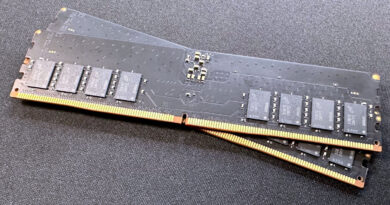 Módulos de RAM DDR4 en color negro con componentes electrónicos visibles y etiquetas, dispuestos sobre un fondo oscuro.