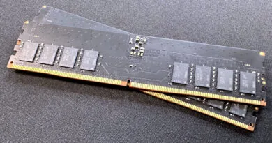 Módulos de RAM DDR4 en color negro con componentes electrónicos visibles y etiquetas, dispuestos sobre un fondo oscuro.