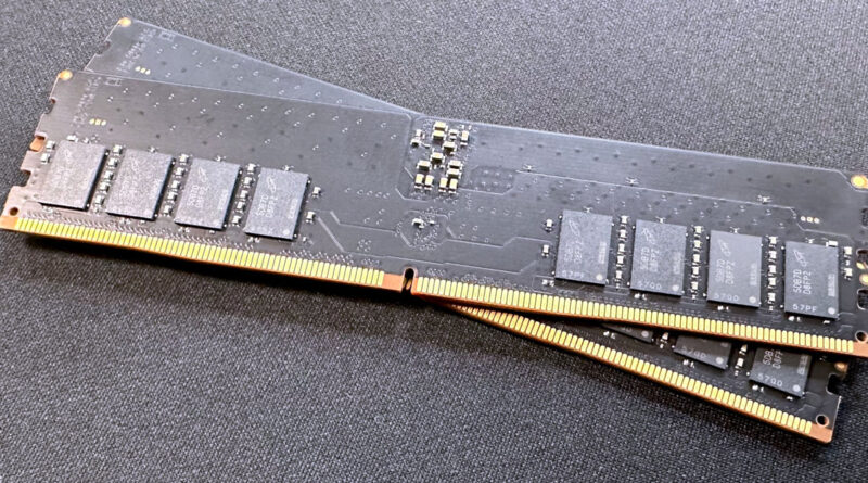 Módulos de RAM DDR4 en color negro con componentes electrónicos visibles y etiquetas, dispuestos sobre un fondo oscuro.