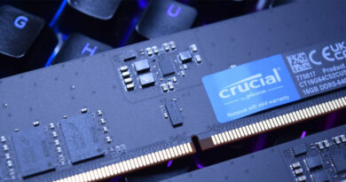 Módulo de memoria RAM DDR5 de 16 GB Crucial, con detalles de circuitos y una etiqueta azul sobre fondo oscuro y luminiscente.