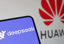 Logotipo de DeepSeek en pantalla con fondo del logotipo de Huawei, predominando colores azul y rojo.