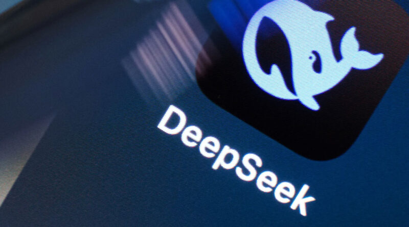 Icono de DeepSeek sobre un fondo oscuro, con el contorno de un pez en color azul y el texto "DeepSeek" en blanco.