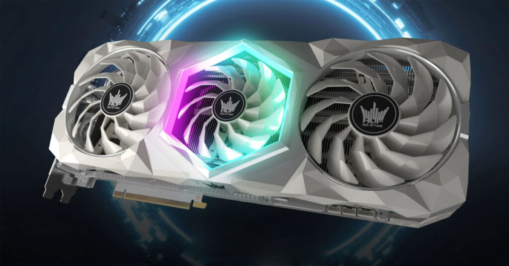 Tarjeta gráfica con diseño angular en tonos blanco y gris, con ventiladores iluminados en colores blanco y verde, sobre un fondo futurista.