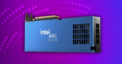 Tarjeta gráfica Intel Arc B70 en color azul, con conectores en la parte superior y rejilla de ventilación en el lado, sobre fondo morado.