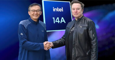 Dos hombres se estrechan la mano, uno viste una chaqueta negra y el otro un abrigo azul. Al fondo, un cartel con el logotipo de Intel y "14A".