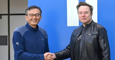 Dos hombres se dan la mano, uno viste chaqueta negra y el otro una sudadera azul, con un fondo azul que incluye un logo.