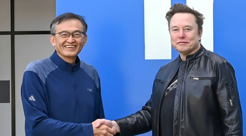 Dos hombres se dan la mano, uno viste chaqueta negra y el otro una sudadera azul, con un fondo azul que incluye un logo.