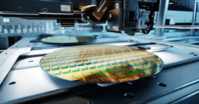 Un ob jetivo de fabricación de silicio con patrones complejos en un fondo de instalaciones tecnológicas iluminadas.