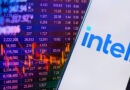 Logotipo de Intel frente a un fondo colorido con gráficos de datos financieros y cifras de acciones en tonos morados y verdes.