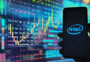 Gráfico financiero con datos en colores vibrantes y un smartphone en primer plano mostrando el logotipo de Intel.