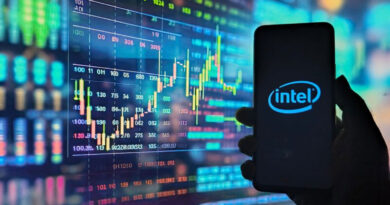 Gráfico financiero con datos en colores vibrantes y un smartphone en primer plano mostrando el logotipo de Intel.
