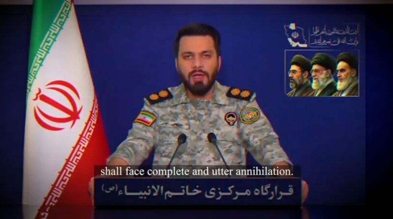 Militar con uniforme en un podio, con bandera de Irán de fondo y retratos de líderes en la pared. Subtítulos en inglés.