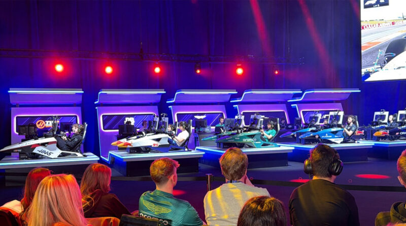 Seis simuladores de carreras con participantes compitiendo en un ambiente iluminado con luces rojas y azules, frente a una pantalla grande.