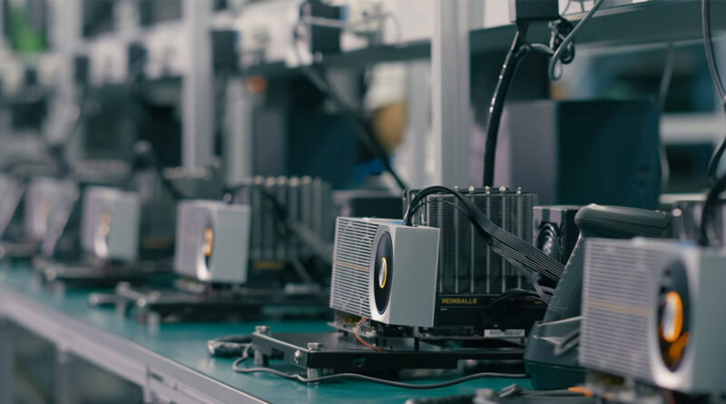 Vista de una línea de producción con varias GPUs en sus bases, con disipadores de calor en un entorno industrial bien iluminado.