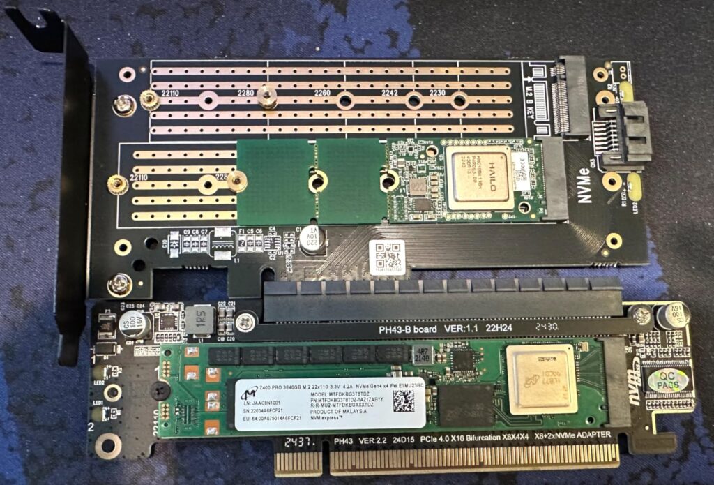 Adaptador PCIe con ranuras para GPU low profile y dos conectores NVMe, en tonos verdes y negro, sobre fondo azul.
