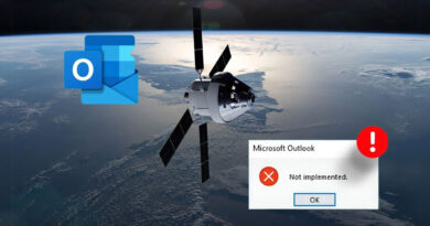 Nave espacial sobre la Tierra, logo azul de Outlook a la izquierda y cuadro de error blanco con icono rojo "Not implemented."