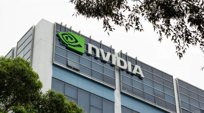 Logotipo verde de NVIDIA en un edificio moderno de cristal, con vegetación en primer plano y un cielo nublado al fondo.