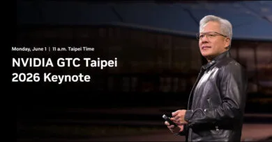 Jensen Huang, CEO de NVIDIA, en el escenario, viste una chaqueta negra, sosteniendo un dispositivo, con un fondo moderno y minimalista.