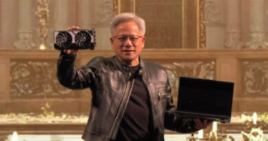 Ejecutivo de NVIDIA mostrando una tarjeta gráfica en una mano y un portátil en la otra, con un fondo decorativo y elegante.