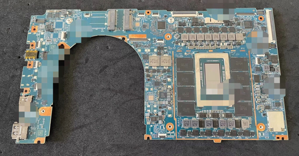Placa madre de laptop con componentes electrónicos visibles, en tonos azules y negros, destacando el área del procesador.