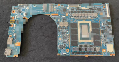 Placa madre de laptop con componentes electrónicos visibles, en tonos azules y negros, destacando el área del procesador.