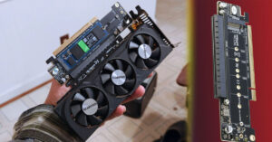 Una mano sostiene un adaptador PCIe que convierte una GPU de perfil bajo en un expansor dual de NVMe, destacando detalles técnicos.