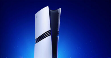 Consola PS5 de color blanco y negro, con diseño futurista y fondo azul brillante, destacando su forma vertical y detalles elegantes.