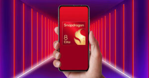 Un teléfono móvil en mano muestra el logo de Snapdragon 8 Elite, con un fondo de pasillo iluminado en rojo y morado.