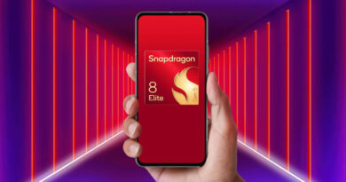 Un teléfono móvil en mano muestra el logo de Snapdragon 8 Elite, con un fondo de pasillo iluminado en rojo y morado.