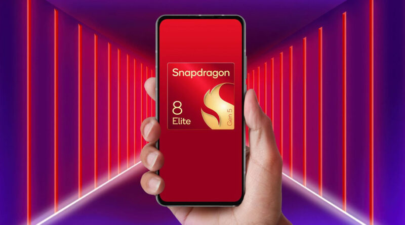 Un teléfono móvil en mano muestra el logo de Snapdragon 8 Elite, con un fondo de pasillo iluminado en rojo y morado.